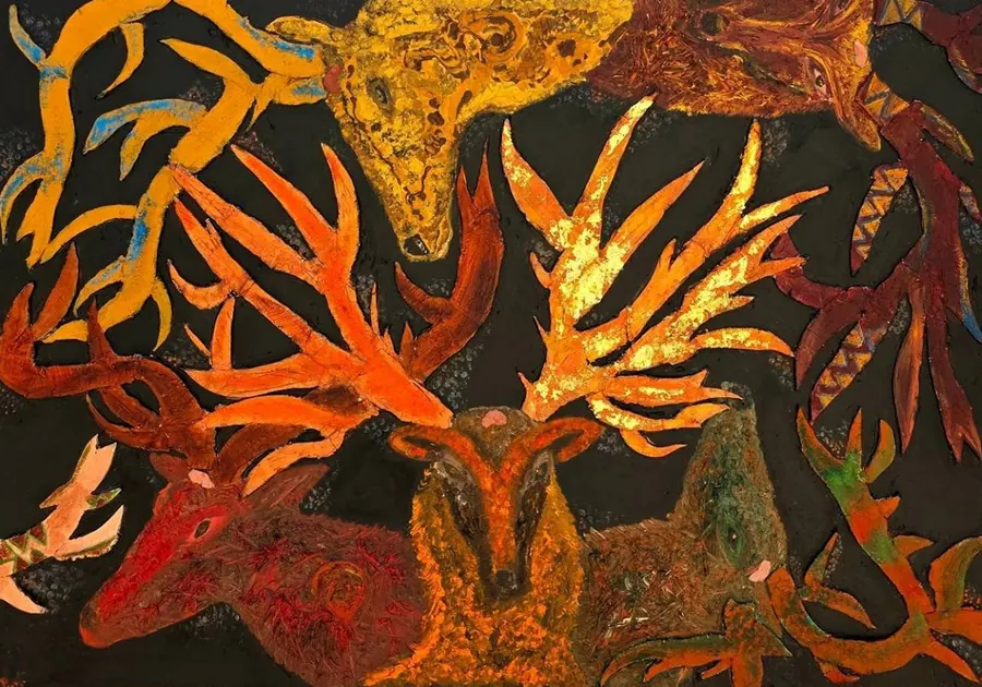 Teste di cervo con grandi corna rosse, arancioni e dorate su fondo nero