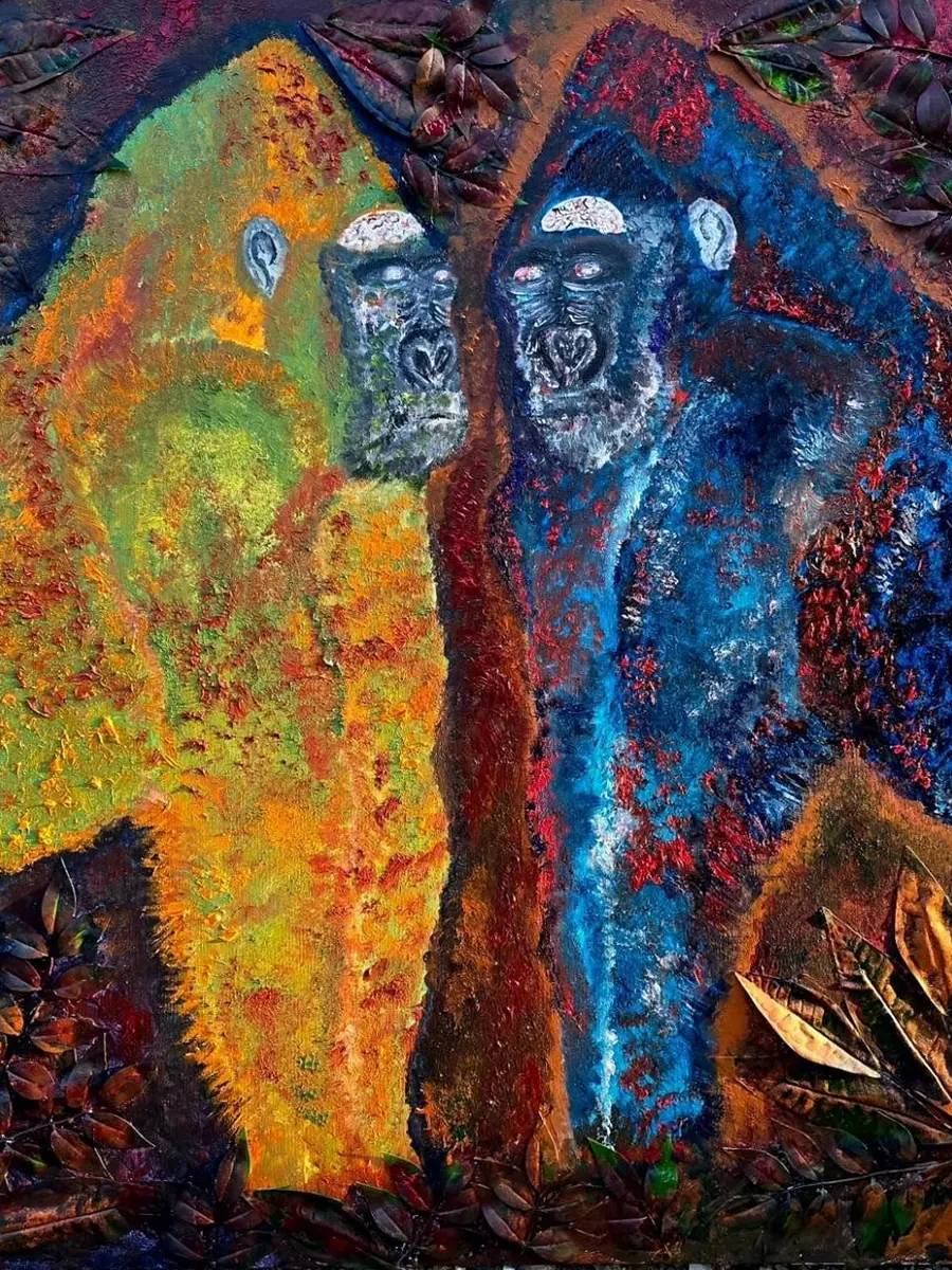 Due gorilla, uno giallo e uno blu, con il cervello a vista, tra foglie in rilievo (dettaglio di G7)