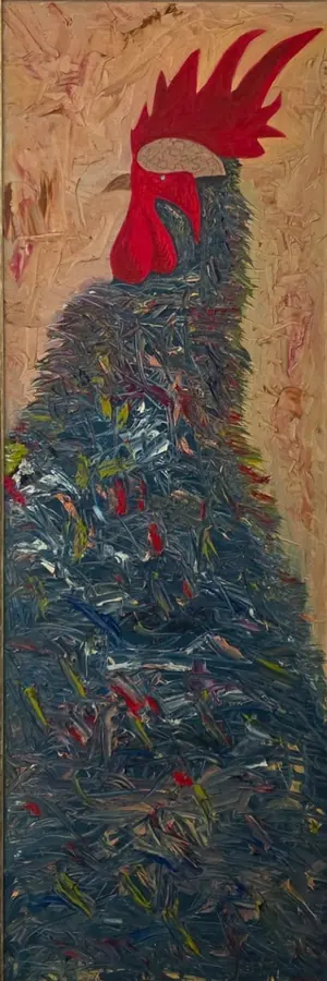 Un gallo solo e slanciato, dal piumaggio blu e grigio, con la cresta rossa e il cervello a vista, su fondo rosa