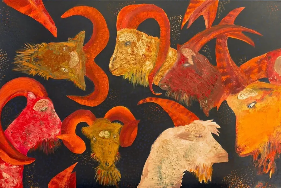 Teste di capra e di ariete rosse, gialle e bianche, con lunghe corna rosse e il cervello a vista, su fondo nero