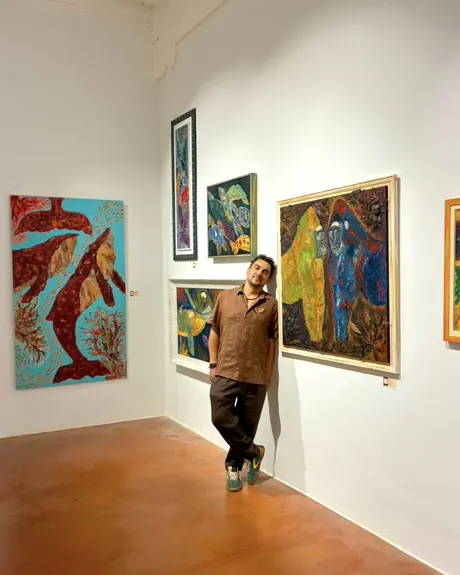 Filippo Pioli alla mostra di Barga, appoggiato alla parete tra Bangladesh vs Cina, Ipnos, La lentezza dell’opportunismo e G7