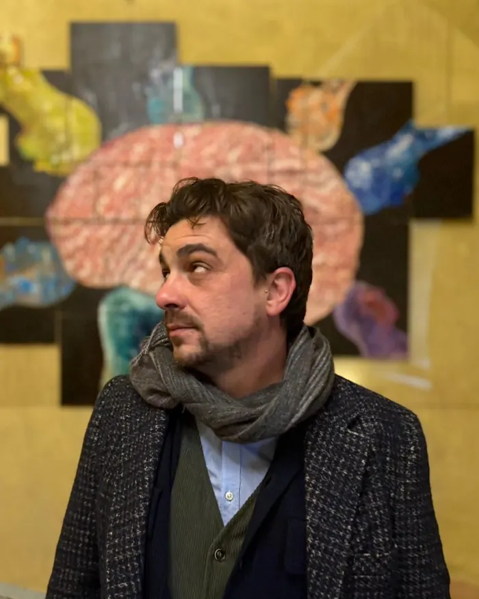 Filippo Pioli davanti ad Archetipo, un grande cervello dipinto su pannelli